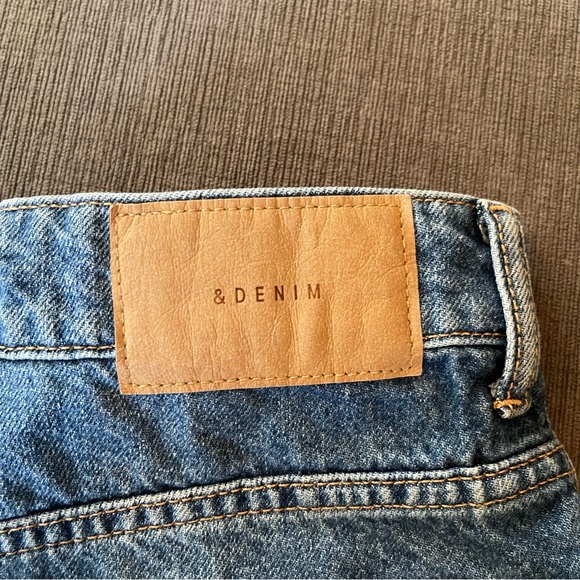 H&M Ultra High-Waist Distressed Denim Mom Shorts - Size 8 - Picture 5 of 7